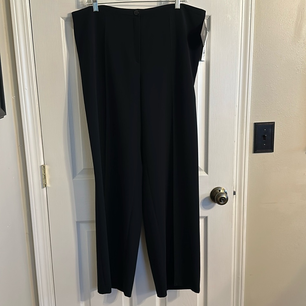 NWT-Bloomingdale’s Basler slacks, size 46/18. Black.